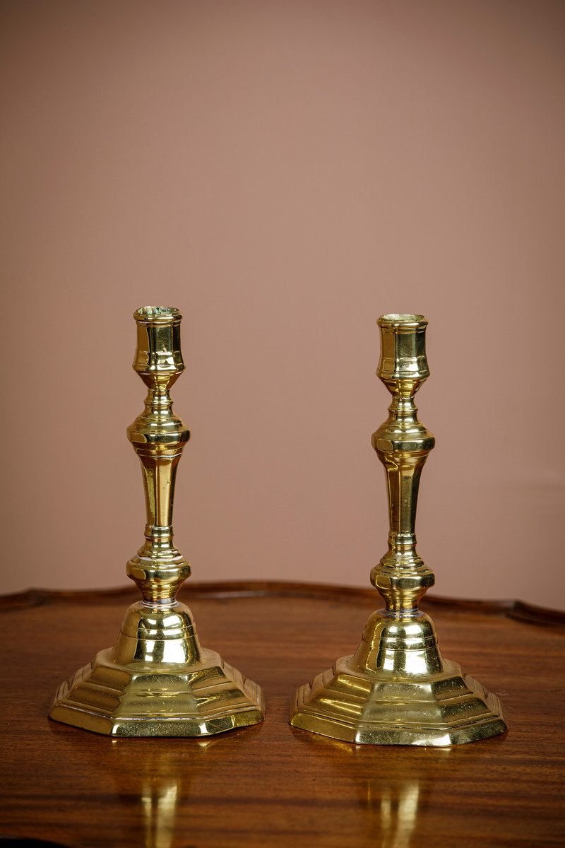 Et par 1700-talls barokk-lysestasker i messing