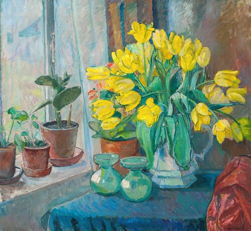 Oppstilling med gule tulipaner i mugge