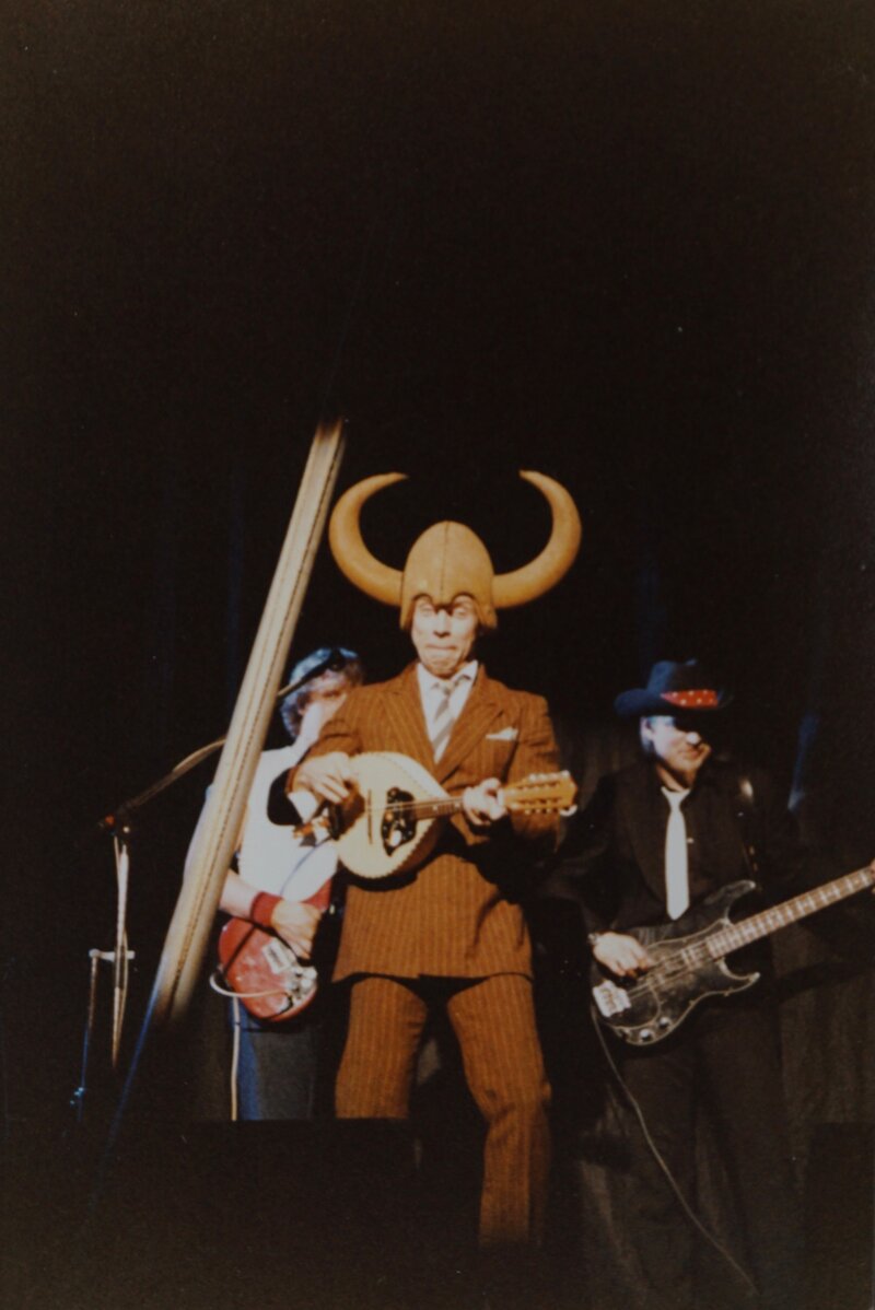 Jahn Teigen i brun dress, slips og hjelm med horn