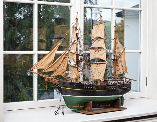 Model of a ship: Bris