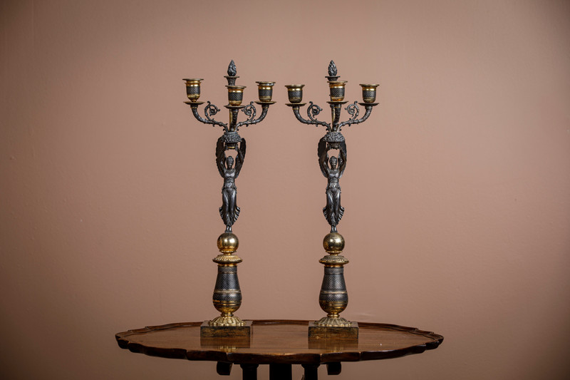 Et par empire kandelabre i forgylt og patinert bronse