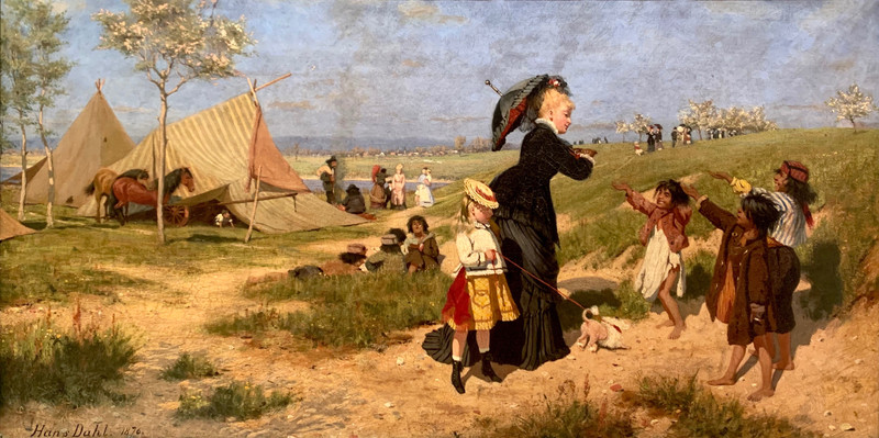 Dame med parasoll og pike med hund i bånd ved romleir 1876