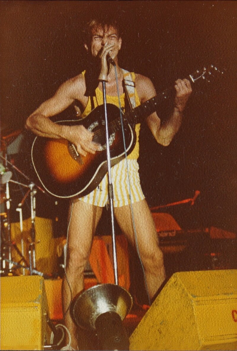 Jahn Teigen med gitar på scenen