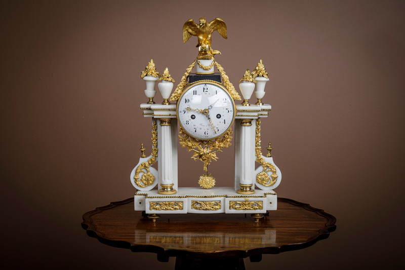 Louis XVI kaminur i brennforgylt bronse og hvit marmor