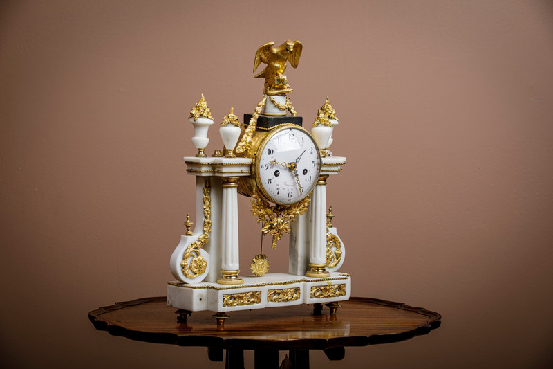 Louis XVI kaminur i brennforgylt bronse og hvit marmor