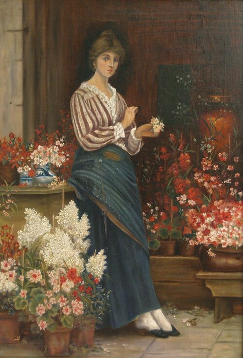 Kvinne i interiør med blomsterkrukker