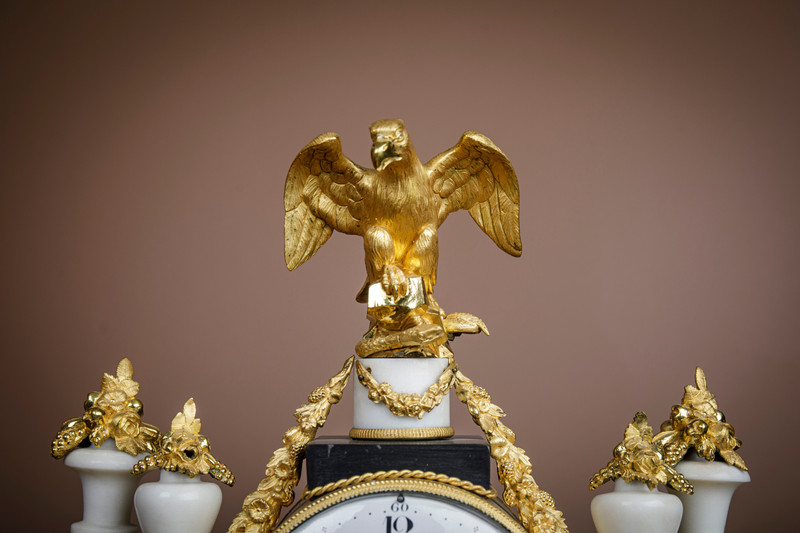 Louis XVI kaminur i brennforgylt bronse og hvit marmor