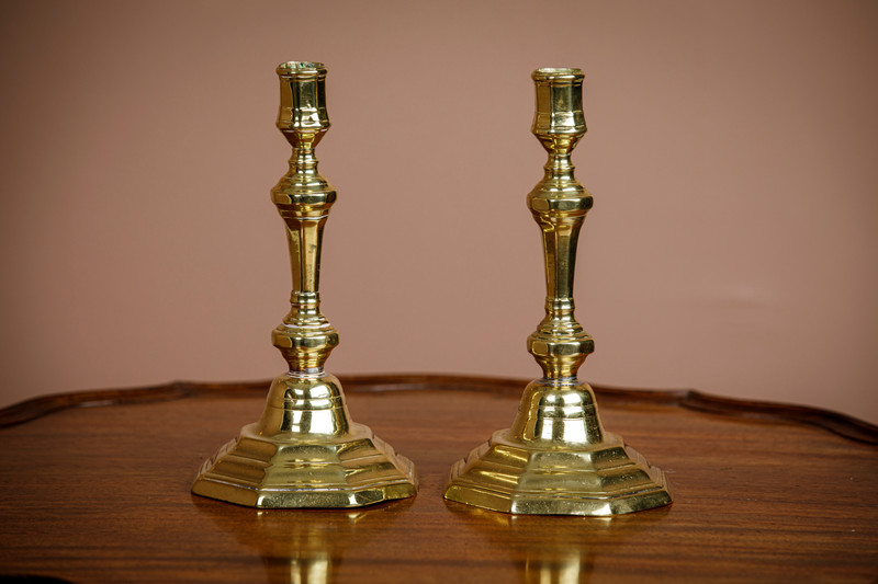 Et par 1700-talls barokk-lysestasker i messing
