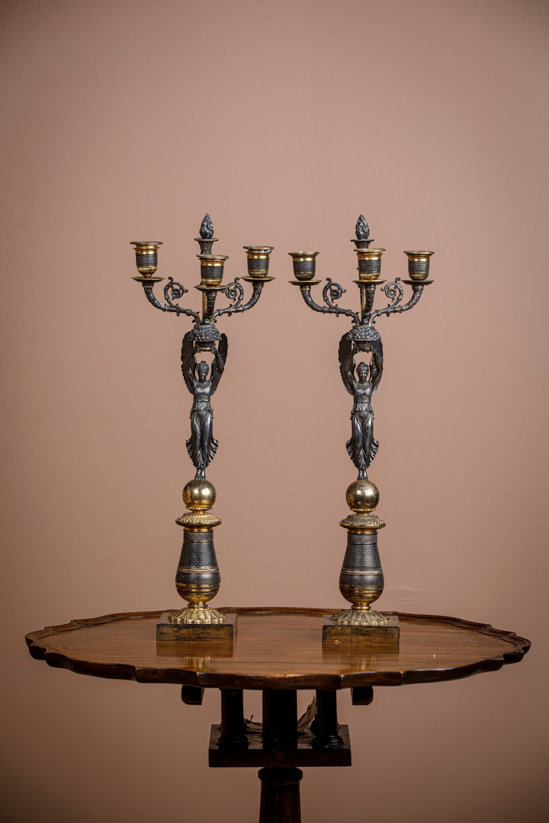 Et par empire kandelabre i forgylt og patinert bronse