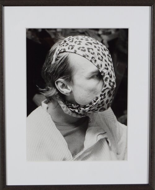 Jahn Teigen med leopardmønstret susp på hodet