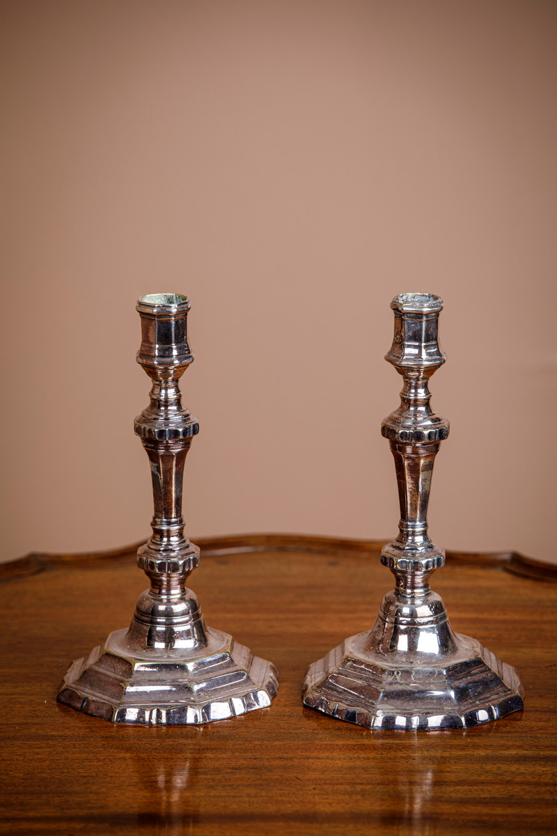 Et par 1700-talls barokk-lysestasker i forsølvet messing