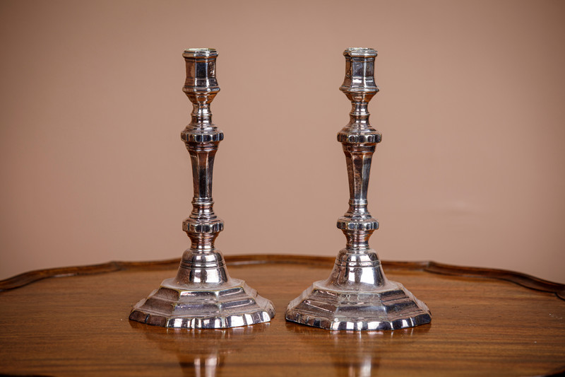 Et par 1700-talls barokk-lysestasker i forsølvet messing