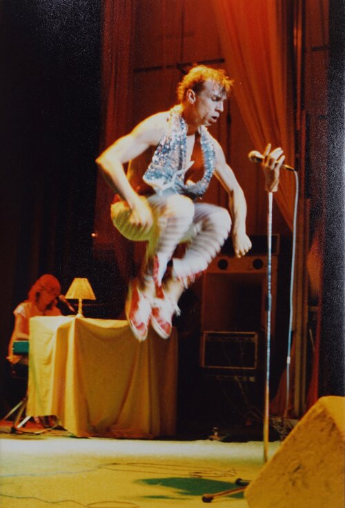 Jahn Teigen hopper på scenen i stripete stillongs og paljettvest