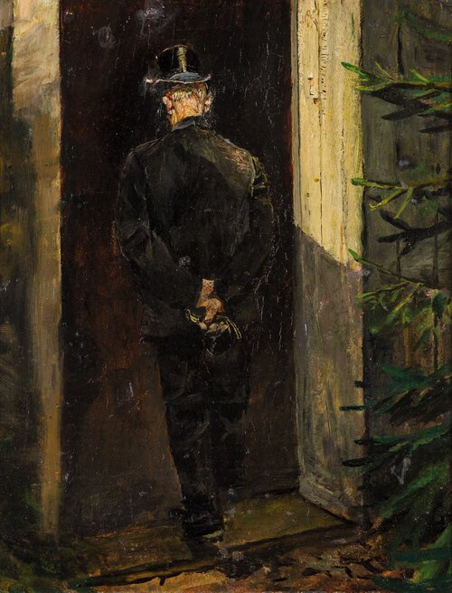 Mann med flosshatt i døråpning, sett bakfra