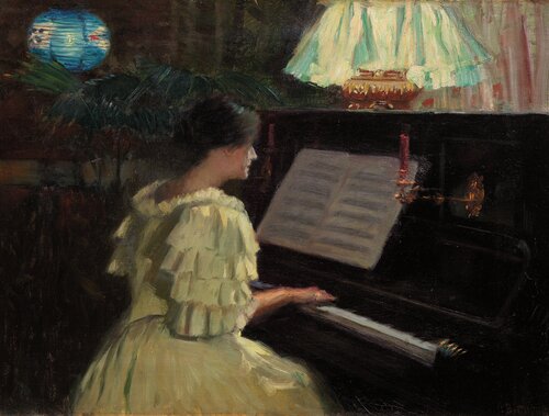 Interiør med kvinne ved piano