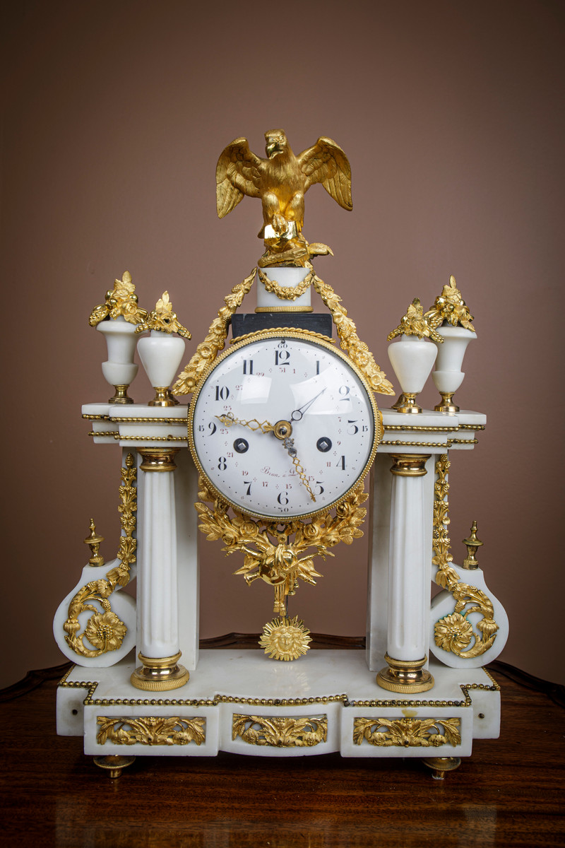 Louis XVI kaminur i brennforgylt bronse og hvit marmor