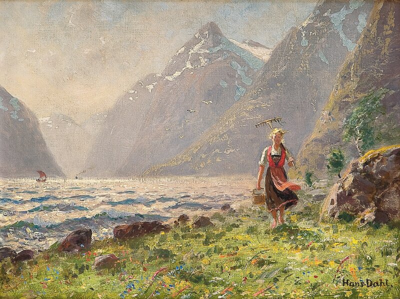 Ung kvinne i fjordlandskap