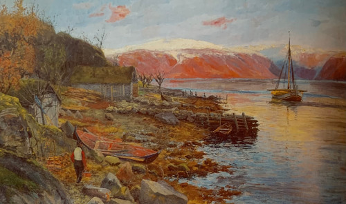 Fjordlandskap med båter og mann med sendingskurv