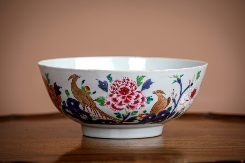 Kinesisk familien Rose bolle dekorert med blomster og påfugler